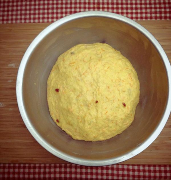 第一次發酵時間約90分鐘，發酵完成的麵糰會變成兩倍大，胖嘟嘟的超可愛。