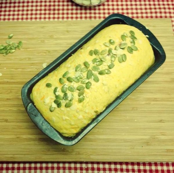 麵糰表面刷上少許蛋液，灑上喜歡的堅果裝飾。