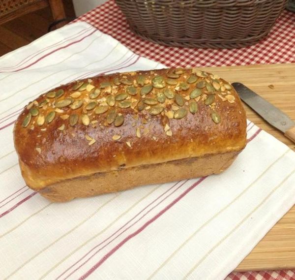 烤箱預熱至170℃，烘烤約35分鐘。出爐後立刻脫模放涼。
★ 若麵包有上色太快的情形，可鋪上一張鋁箔紙防止烤焦。