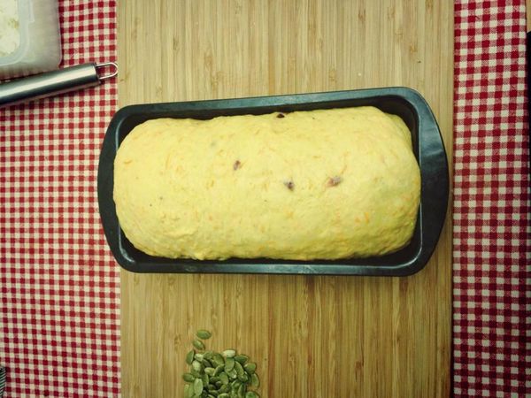 二次發酵時間約90分鐘。等麵糰膨脹到比烤模高一些，就是發酵完成了