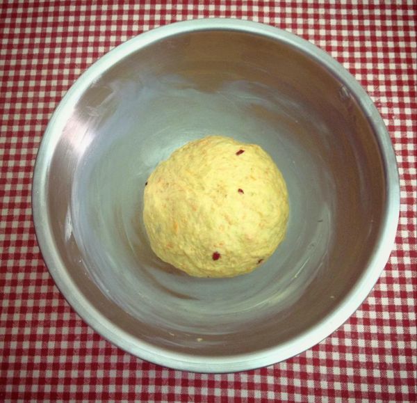 接著把麵糰整成圓球狀，放入塗有奶油的鋼盆裡，鋪上一層保鮮膜，進行第一次發酵。