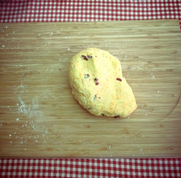 混和均勻後的麵糰可移到工作板上繼續揉和；直到麵糰的表面變得平整有彈性，再把蔓越莓乾揉入。