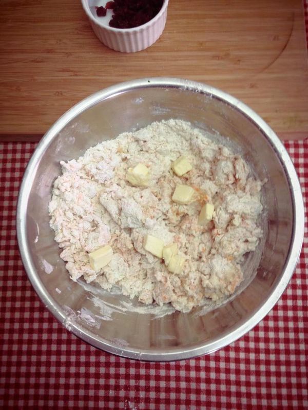 接著放入蘿蔔絲→鮮奶油→豆漿→已軟化的發酵奶油。 在鋼盆內先拌勻成無粉粒的麵糰。