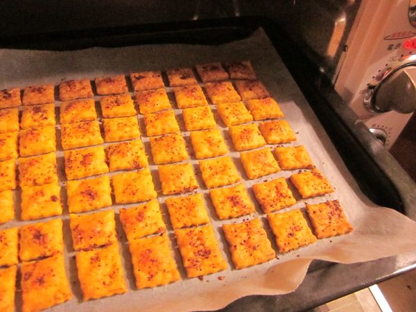 以170度烤20-25分(如果中間的餅乾不夠熟,先拿出外圍的再調頭續烤5-10分),拿出冷卻後撥開呈小塊即可