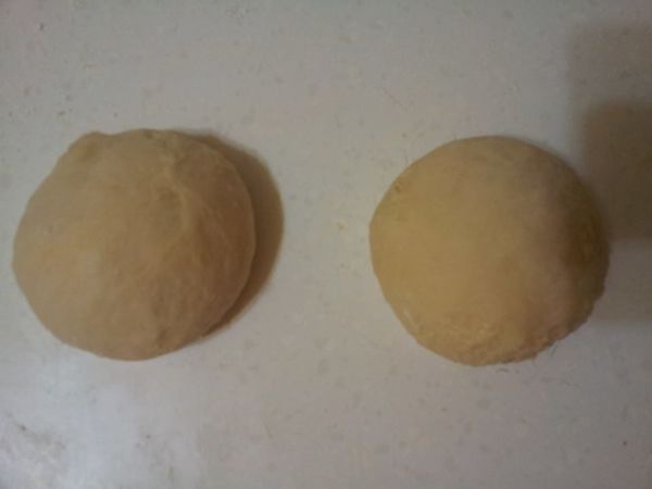 鬆弛好的麵糰分割滾圓