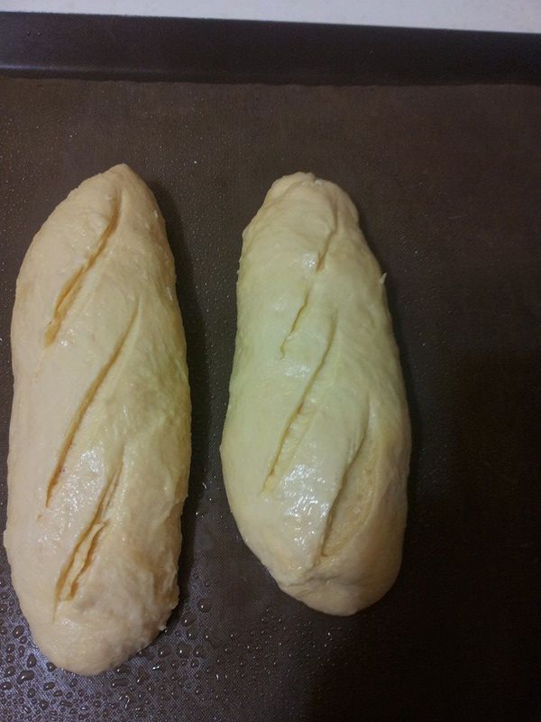 再發好的前10分預熱烤箱200度10分鐘(先噴水再用刀子劃線)