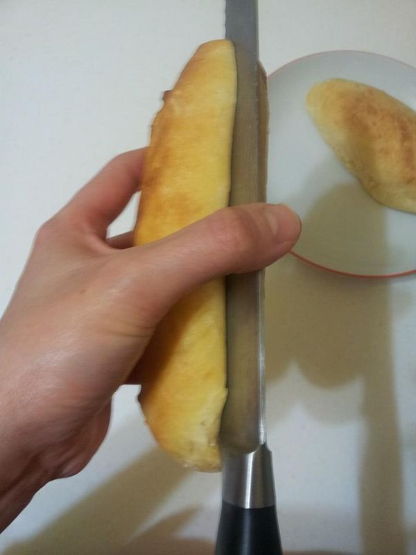 同溫度烤20分出爐待涼,用刀子把中間鋸開(小心不要鋸到底)