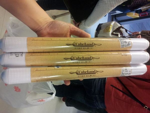 相信大家最怕麵糰沾黏桿麵棍,之前有朋友詢問步驟8的白色桿麵棍為何種品牌,日本原裝進口CAKELAND,不沾粘,不發霉,好清洗.很多烘焙大師都用他,烘焙材料店跟網路上都有人販售,特此說明尺寸為37.5公分,價格我買過最便宜330供大家參考