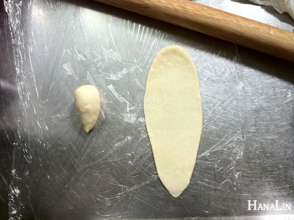 分成8等分，搓成水滴狀，用擀麵棍擀平