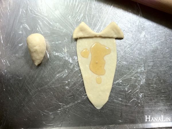 可以包入葡萄乾(要剪小塊)，或是抹上龍眼蜜，再向下捲起來