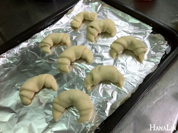 擺到烤盤上(收口處要在下面，才不會烤到一半蹦開)，蓋上保鮮膜靜置10分鐘