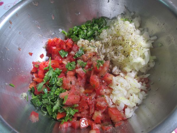 把所有材料都切成細細的小丁拌在一起就好啦！