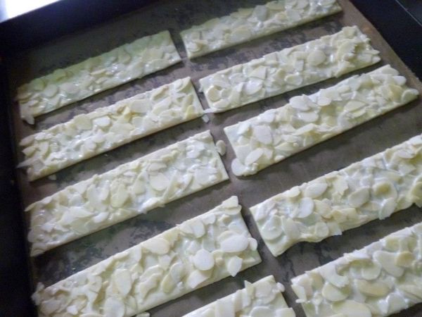 依自己喜愛切出適當大小....建議別切太細...烘烤澎起時.才不會倒...影響成品美觀