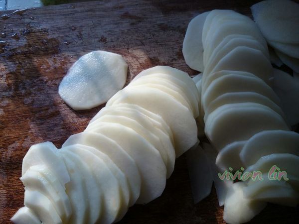 切薄片  薄厚度盡量一制 別大小差太多 免的有的熟了 有的還沒熟