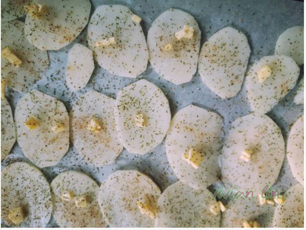 奶油切小丁  每片馬鈴薯上都放上一小丁 並灑上鄉村田園風味鹽  洋香菜葉. 沒有奶油用橄欖油亦可  不過奶油較香熱量也高
沒有風味鹽  用海鹽亦可  (偷偷還把一半 灑上唐辛子七味粉  喜歡吃什麼口味 都可以灑上嘗試囉)