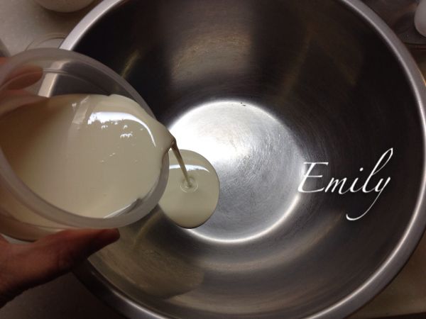 將奶油放入打蛋盆中