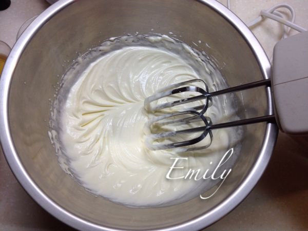 利用電動攪拌器將奶油攪拌成乳霜狀, 最後變成白色篷鬆狀