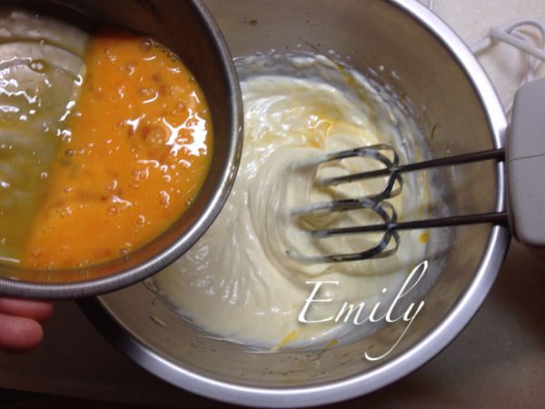 以少量多次加入蛋液