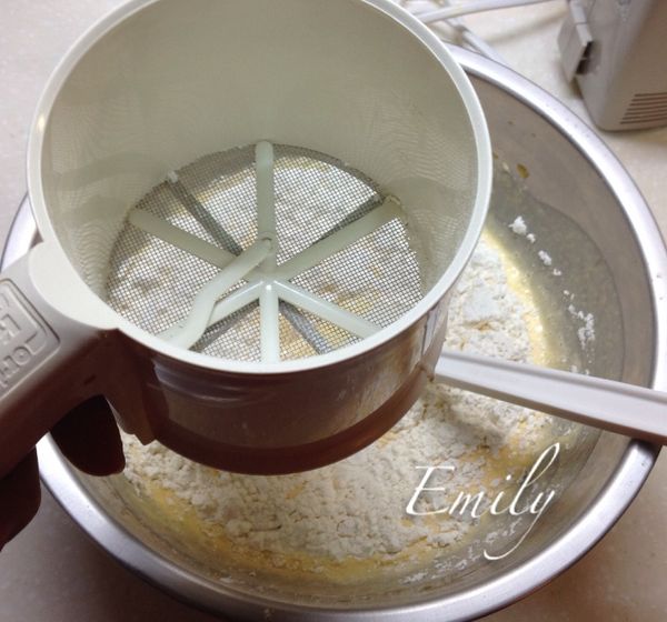 加入過篩的低筋麵粉