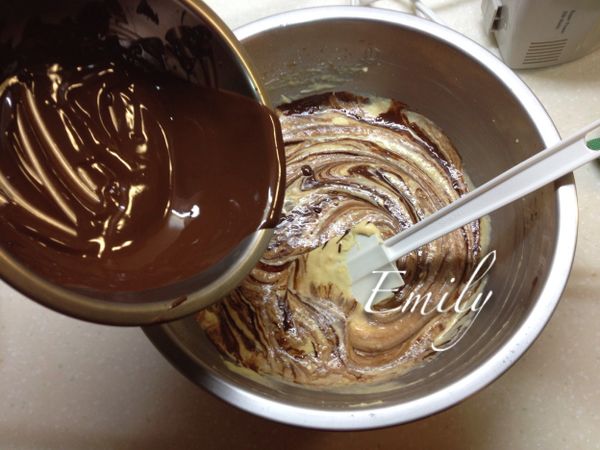 將溶化的巧克力加入麵糊中, 使麵糊出現大理石般的紋路