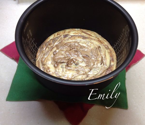 再鋪好布的桌面上輕輕敲敲放內鍋底部以利排出空氣