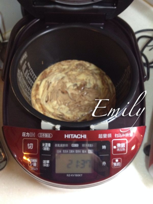 將內鍋放入電子鍋中, 蓋上墊子鍋外蓋