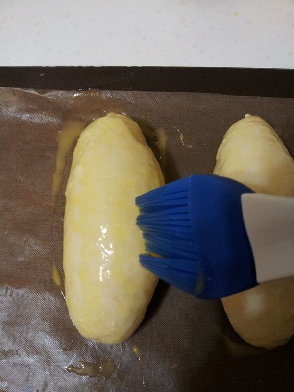 烤箱預熱180度15分,刷上蛋汁