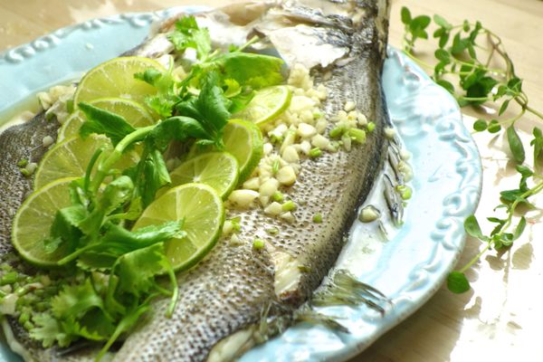 把鱸魚對剖（可請魚販代勞）,洗淨擦乾放上薑片,入蒸鍋蒸十分鐘！