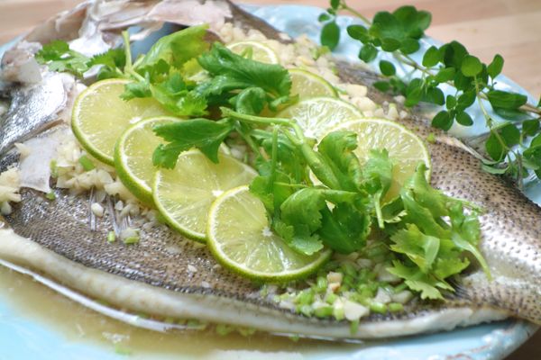 加熱砂糖、魚露、高湯至滾,沖入辛香料（蒜和香菜末）,加入一顆的檸檬汁拌勻.