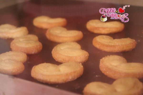 以上火210/下火190℃，烤焙至底部微上色表面呈淡黃色時，降上下火至150℃左右續烤至乾酥即可，約20-30分鐘。