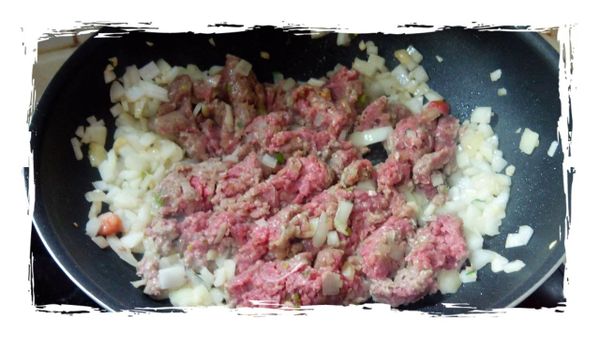 依序1.蒜頭爆香.2洋蔥丁略炒3.加入絞肉