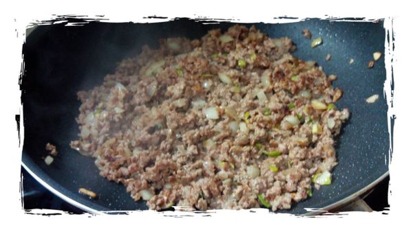 炒到這樣的狀態..煸乾一點..再加入"魚露"...和鹽..這樣肉就會有味道囉..再加入番茄丁和九層塔末.和適量的水...