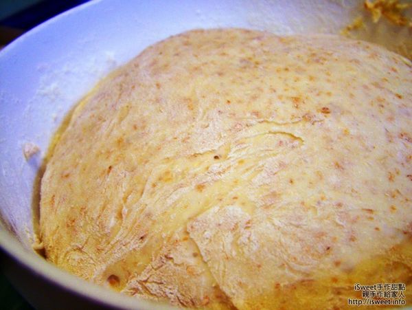 將包子皮材料一起倒入攪拌盆中拌勻後, 靜放30分鐘發酵