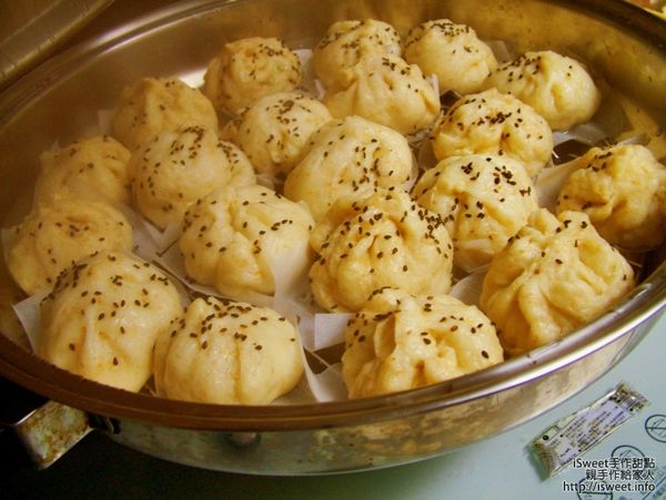 將內餡包入內餡後, 放入熱水鍋中2次發酵10分鐘, 然後撒上裝飾用熟黑芝麻, 之後蓋上蓋子以大火蒸5分鐘後換小火悶10分鐘即可