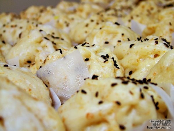 蒸熟之後, 包子裡面包含者肉塊與冬粉吸收了所有食材的香味與甜味