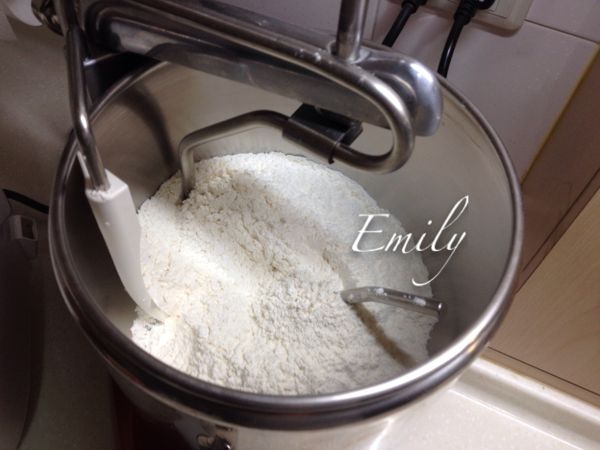 將所有材料(除外奶油)放入食物攪拌盆中,再倒入液狀材料, 所有材料直接搓揉均勻成為不黏手的麵團