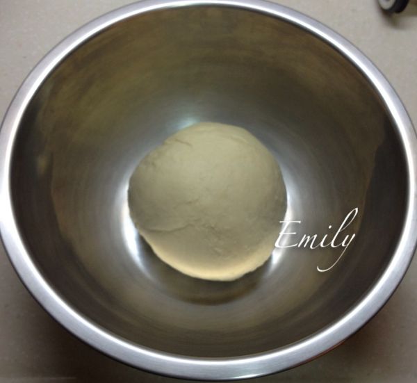 將麵團光滑面翻折出滾圓, 收口捏緊朝下放入盆中