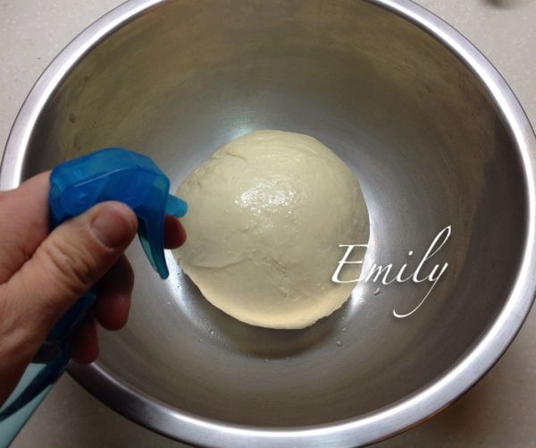 在麵糰表面噴一些水來避免麵糰乾燥