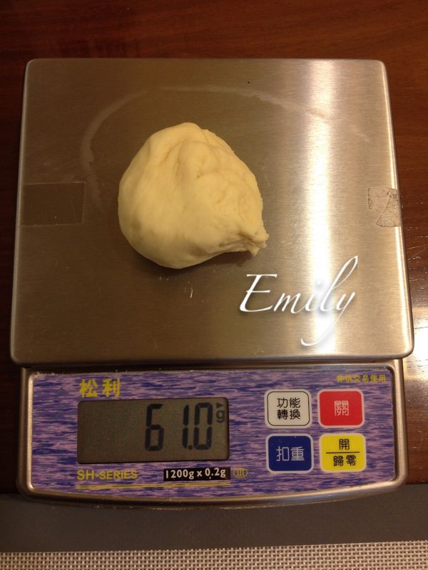 麵團中的空氣用手壓下去擠出, 再將麵團秤重每塊約61g