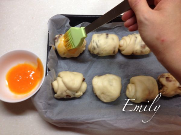 在發好的麵糰表面輕輕刷上一層蛋黃液