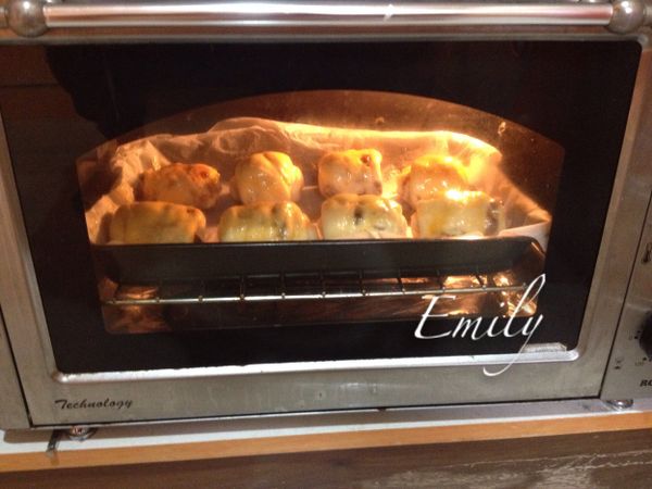 放入已經預熱到170℃的烤箱中烘烤25分鐘到表面呈現金黃色