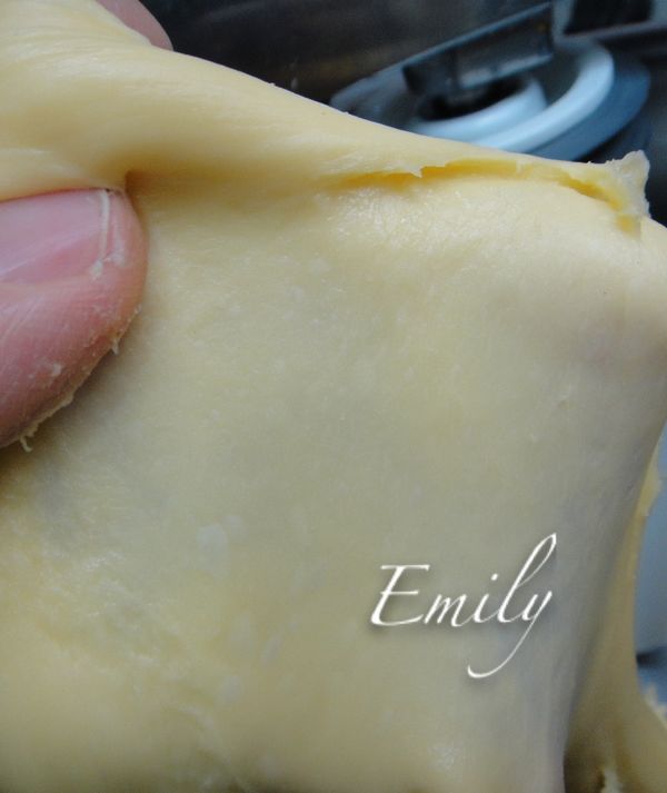 一直攪拌到麵團可以撐出薄膜即可