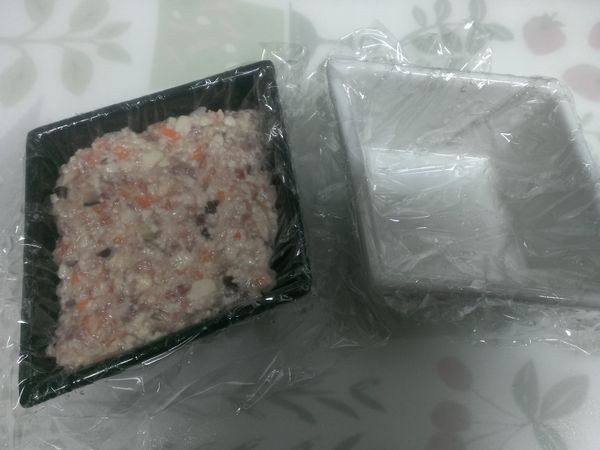 在欲塑形的容器內鋪上保鮮膜，放進豆腐餡料，再將保鮮膜包好，微波爐700W加熱約8分。
(加熱時間請自行斟酌)

@也可以將餡料弄成小圓球狀。