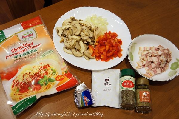 將磨菇、培根切片，洋蔥、甜椒切丁備用