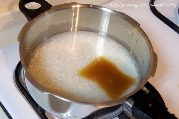 將洗淨生米放至零秒活力鍋，並將未退冰之『鮮味帖-鱸魚精粹』一併放入(充當高湯基底)