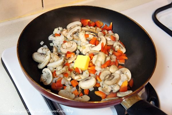 將多餘的水份去除後，放入約15g的奶油炒香，此時可以再次灑入一些義式香料、羅勒葉及黑胡椒調味