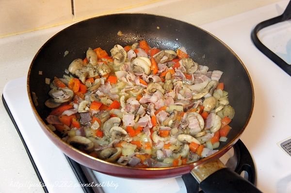 接著將培根投入，待所有配料炒至差不多後