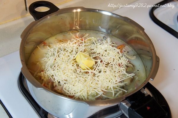 把剩下的15g奶油放入，並且加約120g的鮮奶、少量的水及少量的鹽巴提味，最後灑上乳酪絲即可將鍋蓋蓋上