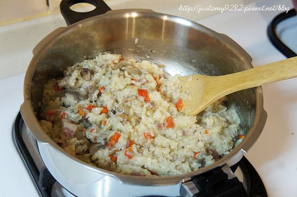 10分鐘不到的時間即可將爐火關閉，掀開鍋蓋將頓飯攪拌均勻