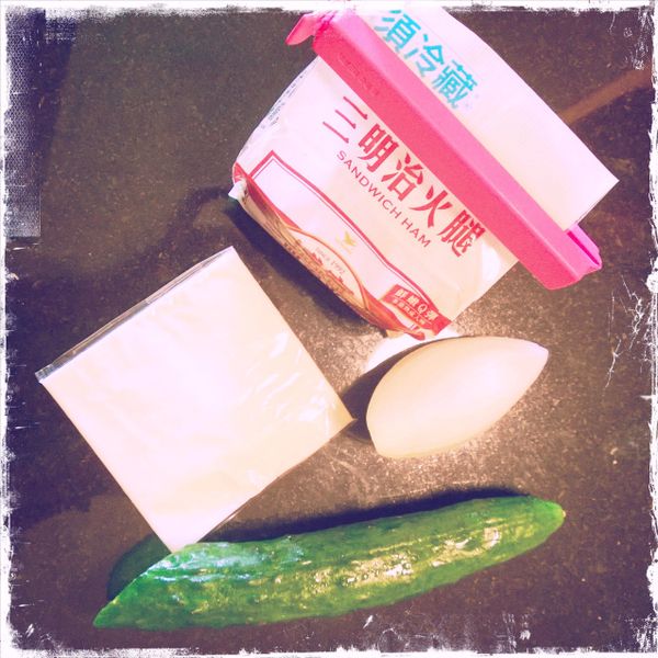 小黃瓜、洋蔥切細絲，準備一碗冰水把切好的洋蔥稍稍泡一下減少辛辣感